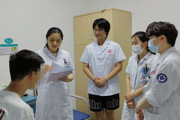 醫(yī)生團(tuán)隊(duì)查房。合川區(qū)精神衛(wèi)生中心供圖