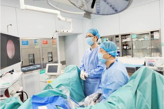 李新為患者進行微創(chuàng)手術(shù)。重慶松山醫(yī)院供圖