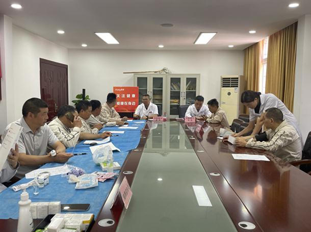 問診中。愛康集團重慶分公司供圖