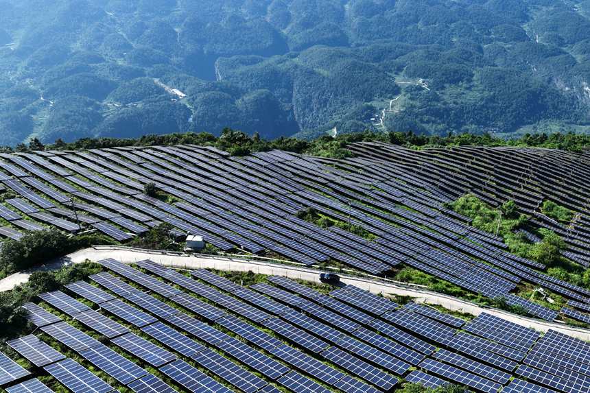 重慶市黔江區(qū)麒麟蓋山地光伏發(fā)電站。楊敏攝