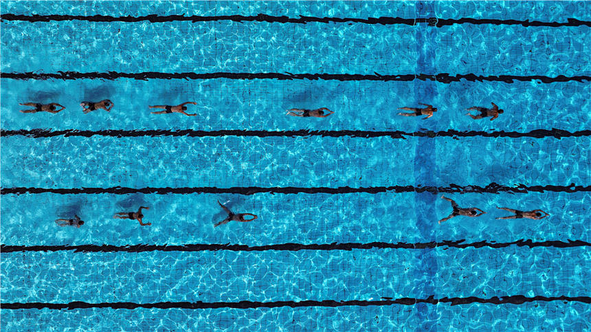 武警重慶總隊船艇支隊組織游泳訓(xùn)練，官兵們在進(jìn)行蛙泳練習(xí)。唐志勇攝