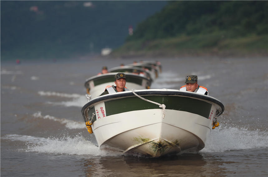 武警重慶總隊船艇支隊組織沖鋒舟操作訓練。唐志勇攝 