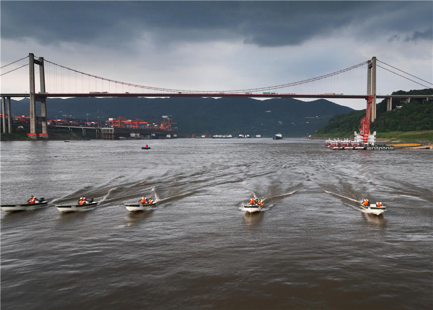 武警重慶總隊(duì)船艇支隊(duì)組織沖鋒舟操作訓(xùn)練。唐志勇攝
