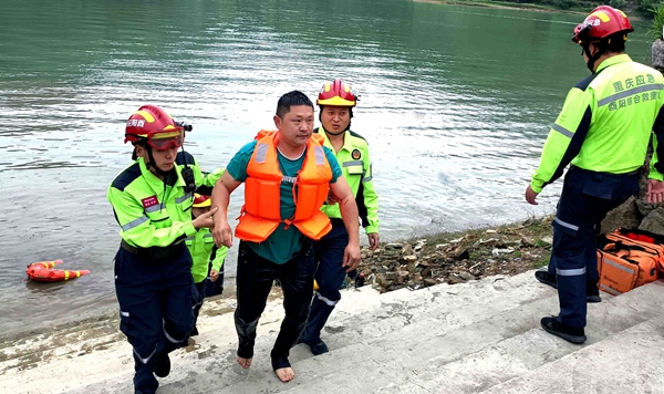 《酉陽舉行防汛暨地災(zāi)防治綜合應(yīng)急救援演練》。4月27日，酉陽土家族苗族自治縣舉行2023年防汛暨地質(zhì)災(zāi)害防治綜合應(yīng)急救援演練。圖為模擬救援落水群眾。吳雁攝