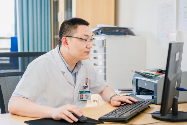 工作中的王敏建。重慶市精神衛(wèi)生中心供圖