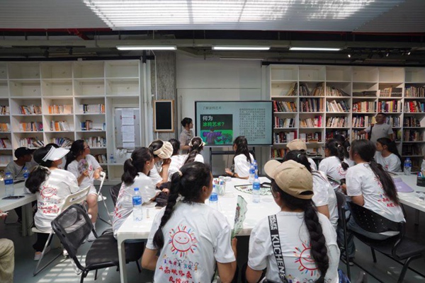 昌都市師生們?cè)谟鍖W(xué)習(xí)。李林?jǐn)z