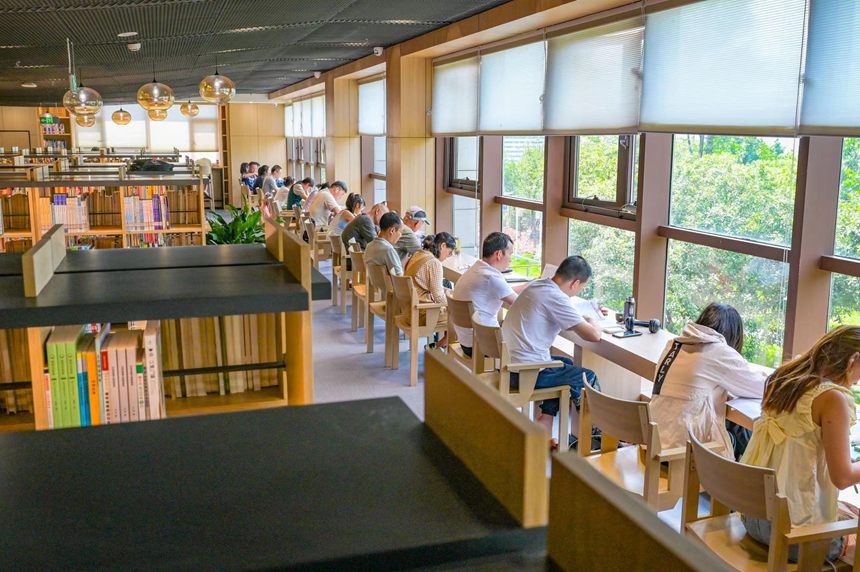 讀者在森林圖書館內(nèi)看書。鄒樂攝