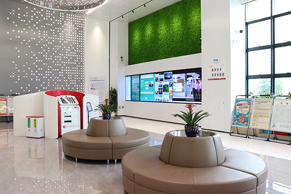 重慶農(nóng)商行江津分行營業(yè)部在廳堂內(nèi)部打造的“綠色家園”一角。重慶農(nóng)商行供圖