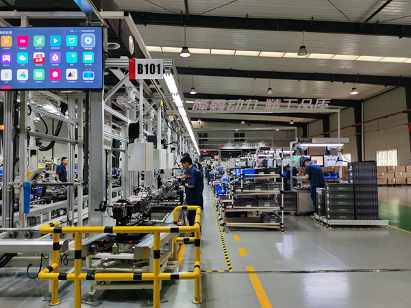 在重慶隆鑫發(fā)動(dòng)機(jī)有限公司生產(chǎn)車間，工作人員正在加工發(fā)動(dòng)機(jī)和零部件。王玉婷攝