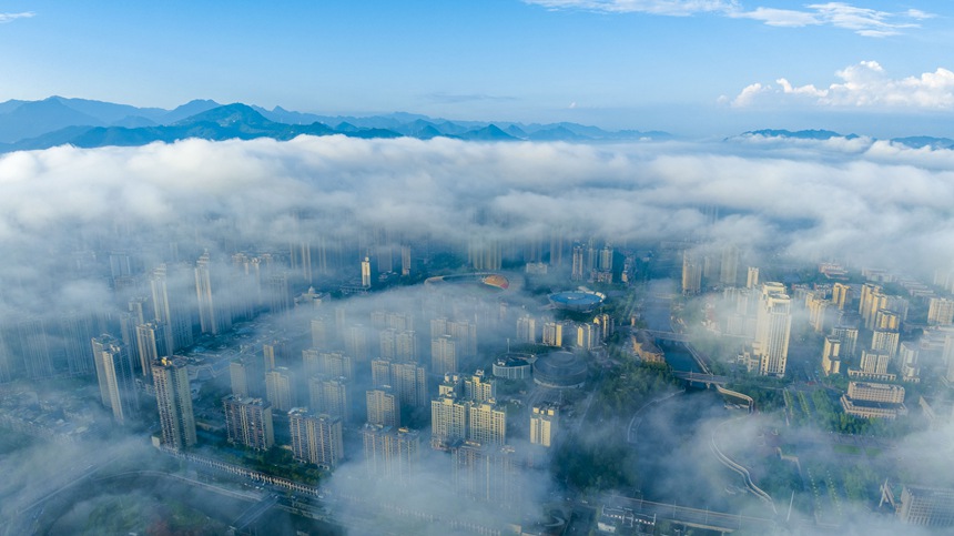 云霧繚繞的南川城區(qū)。甘昊旻攝