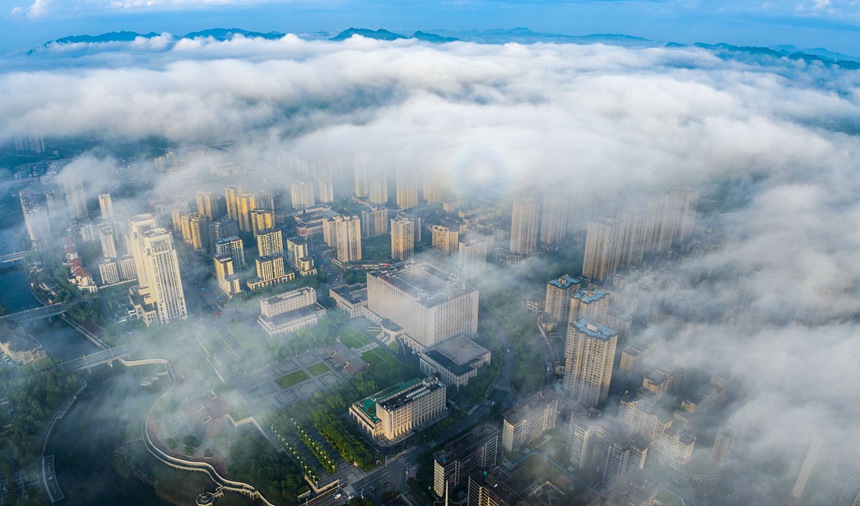 云霧繚繞的南川城區(qū)。甘昊旻攝