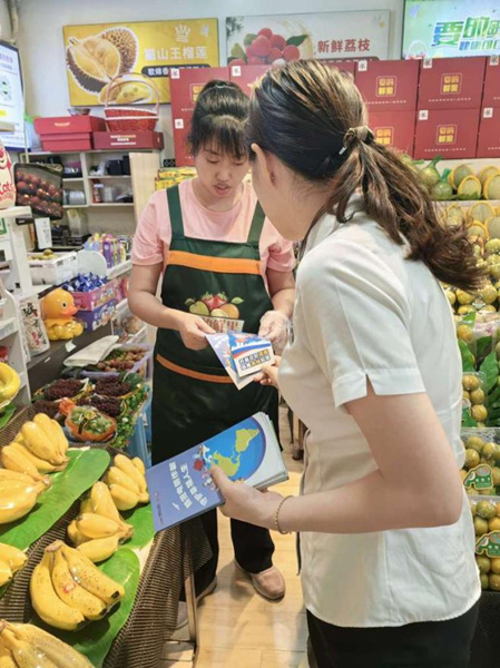 走進(jìn)商戶開展反詐宣傳。光大銀行重慶分行供圖