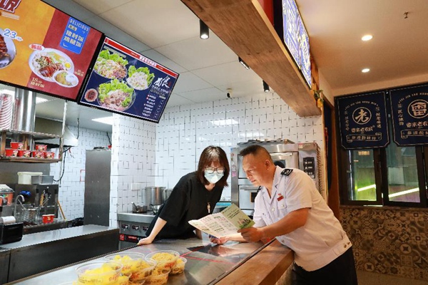 近日，沙坪壩區(qū)稅務(wù)人員走進(jìn)酸辣粉店，宣傳個(gè)體工商戶相關(guān)稅費(fèi)優(yōu)惠政策，點(diǎn)對(duì)點(diǎn)答疑解難。陳賽亞攝