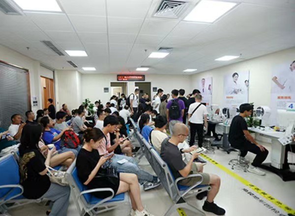 術(shù)前檢查室檢查。重慶愛爾眼科醫(yī)院總院供圖