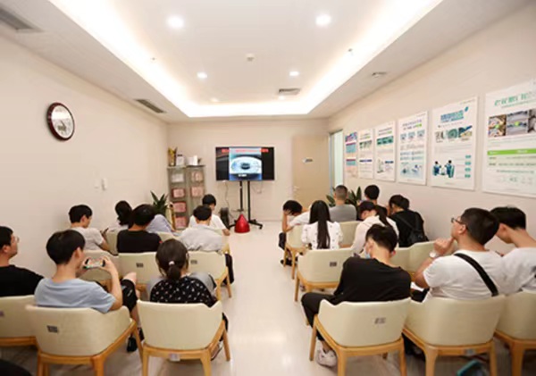 手術(shù)當(dāng)天進(jìn)行術(shù)前宣教。重慶愛爾眼科醫(yī)院總院供圖