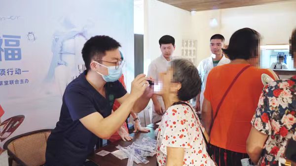 義診現(xiàn)場。重慶團(tuán)圓口腔醫(yī)院供圖