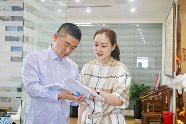 民生銀行重慶分行客戶經(jīng)理上門為企業(yè)提供服務(wù)。熊葉攝