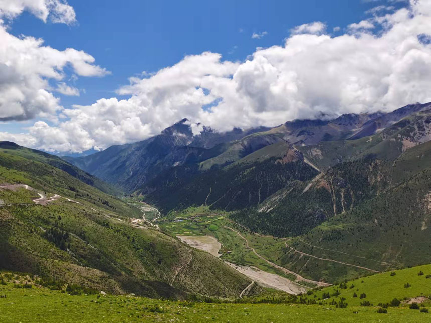 從機場回市區(qū)途中，翻越海拔4572米的浪拉山口。姜峰攝