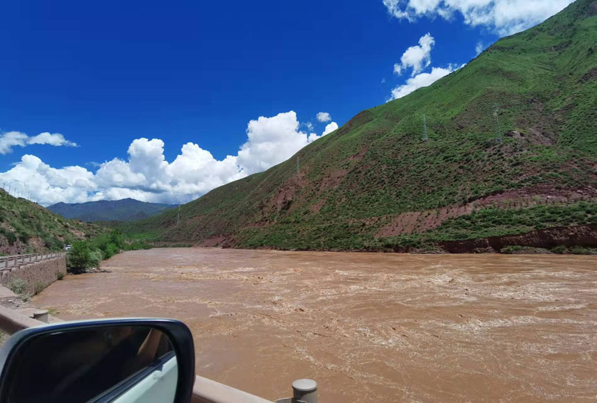 溯流瀾滄江水而上，便是昌都市區(qū)。姜峰攝