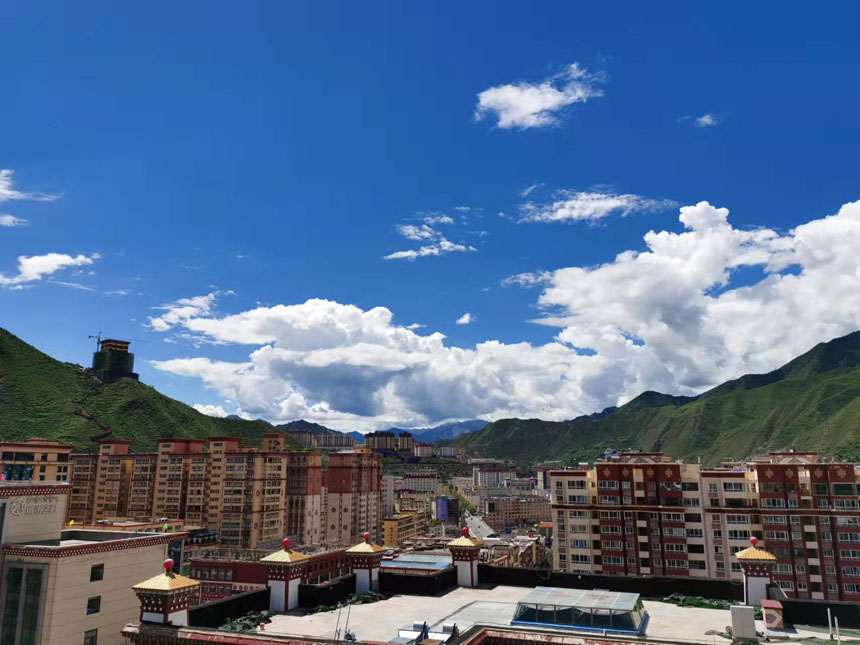 俯瞰高原山城——昌都。姜峰攝