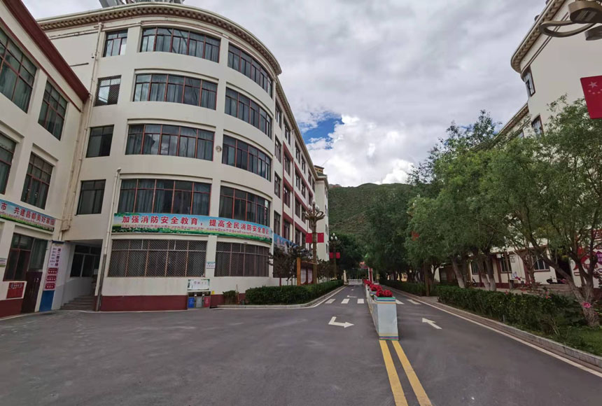 整潔亮堂的昌都市第一高級中學校園。姜峰攝