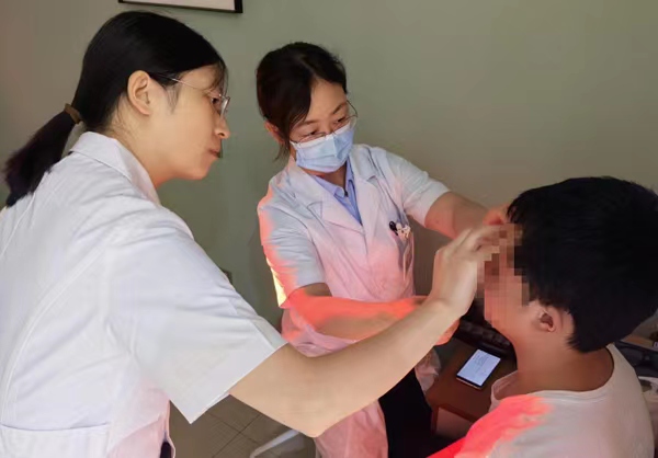 陳春梅為患者檢查眼部情況。重慶南坪愛爾眼科醫(yī)院供圖