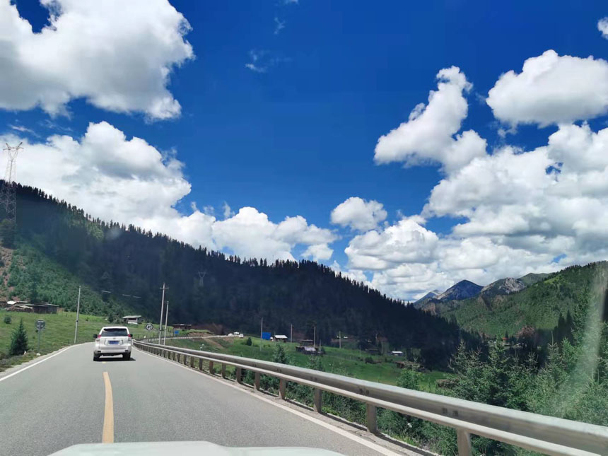 采訪團(tuán)隊(duì)前往類烏齊縣，沿途碧空如洗、長云如海，群山植被豐茂、美不勝收。姜峰攝