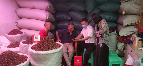 重慶農(nóng)商行江北支行盤(pán)溪金融服務(wù)港灣客戶(hù)經(jīng)理在盤(pán)溪市場(chǎng)走訪(fǎng)宣傳金融產(chǎn)品。重慶農(nóng)商行供圖