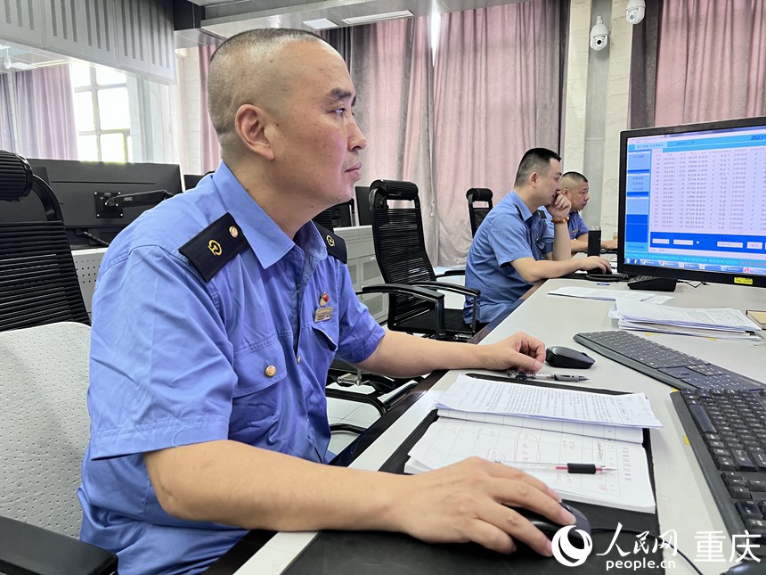 張磊在興隆場(chǎng)車站安全生產(chǎn)調(diào)度指揮中心進(jìn)行調(diào)度。 人民網(wǎng)記者 胡虹攝