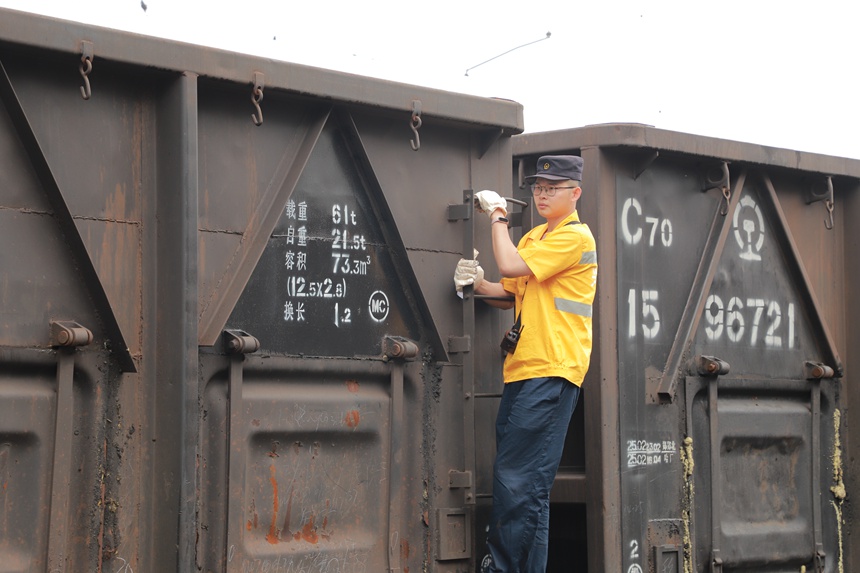 調(diào)車員認(rèn)真瞭望進(jìn)行推送連掛作業(yè)。 重慶興隆場(chǎng)車站供圖