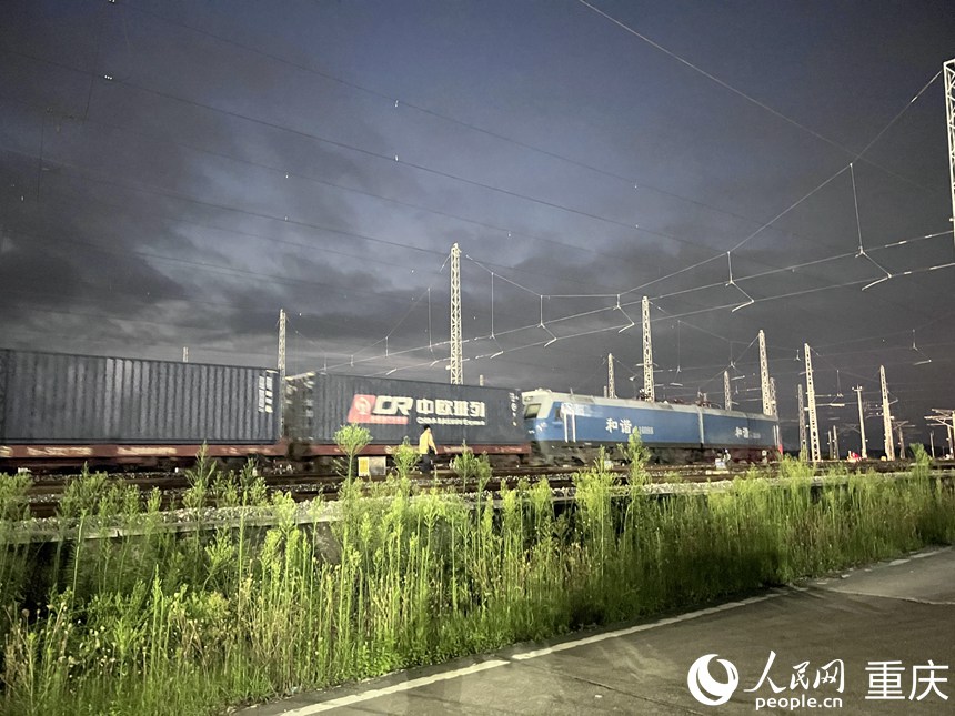 從興隆場(chǎng)編組站出發(fā)的中歐班列。 人民網(wǎng)記者 胡虹攝