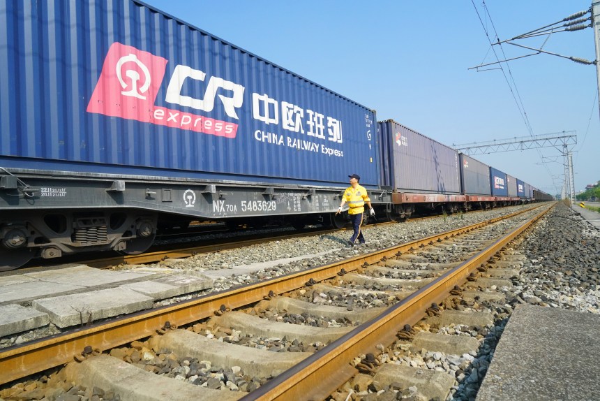 伍洪章正在對中歐班列進行列檢。劉彪攝