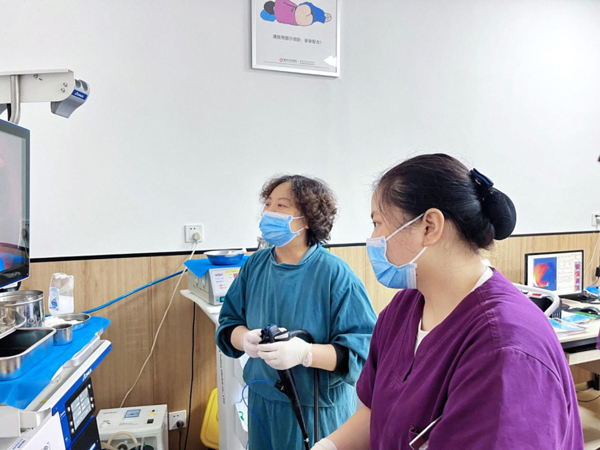 醫(yī)生為患者做胃鏡檢查。重慶東大肛腸醫(yī)院供圖