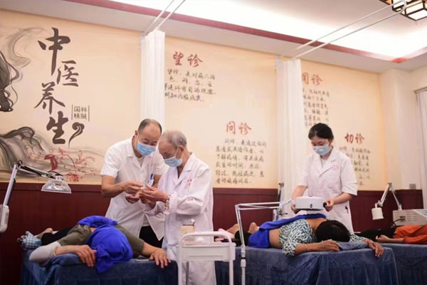 曾維彬（左一）為患者提供針灸理療服務(wù)。璧山區(qū)福祿鎮(zhèn)衛(wèi)生院供圖