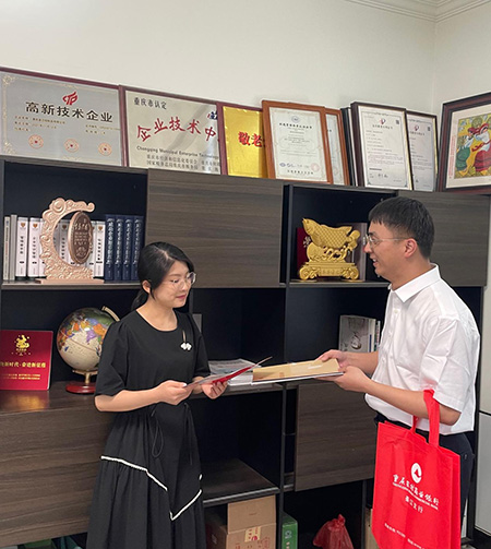 重慶農(nóng)商行綦江支行客戶經(jīng)理李約翰走訪重慶金蘭鋁制品有限公司。重慶農(nóng)商行供圖