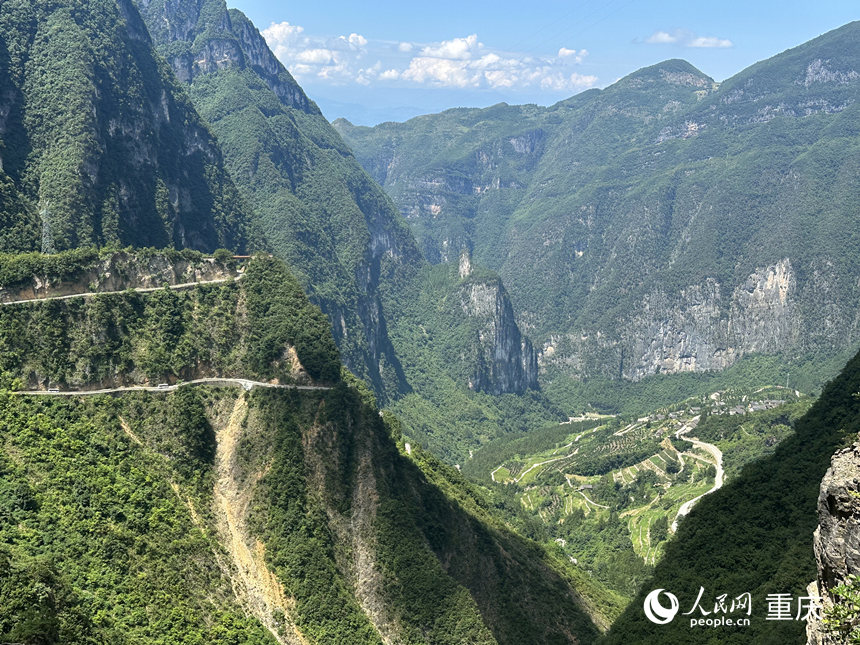 穿過(guò)8公里的“天路”，便可抵達(dá)位于谷底的下莊村。 人民網(wǎng)記者 劉政寧攝