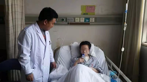 姚珂查房中。重慶西區(qū)醫(yī)院供圖