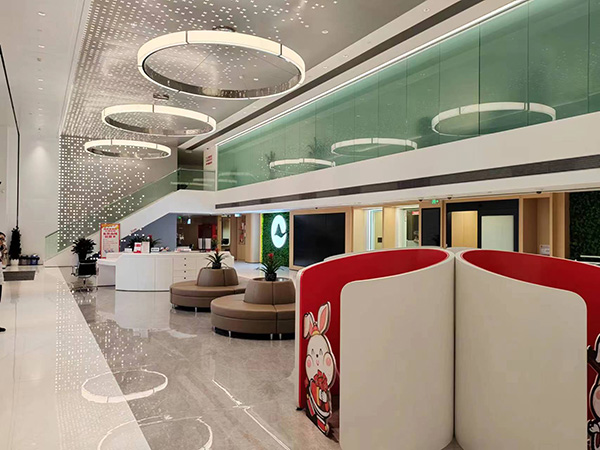 重慶農(nóng)商行綠色金融示范網(wǎng)點(diǎn)——江津分行營(yíng)業(yè)部大廳。重慶農(nóng)商行供圖