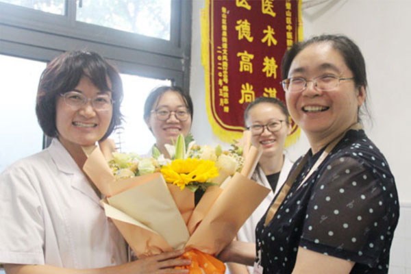 慰問臨床一線醫(yī)務(wù)人員。璧山區(qū)中醫(yī)院供圖