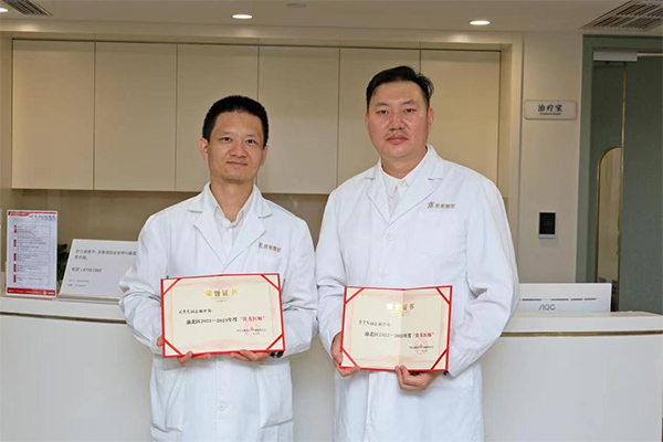 劉彥龍（左）、曹宇飛（右）展示“渝北區(qū)2023年度優(yōu)秀醫(yī)師”證書。重慶星榮整形外科醫(yī)院供圖