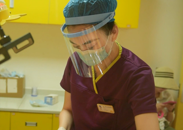 葉天行工作中。重慶小米熊兒童醫(yī)院供圖