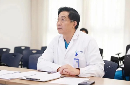 梁平受邀擔任博士后出站答辯委員會主席。重慶西區(qū)醫(yī)院供圖