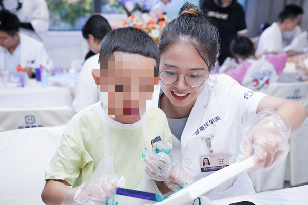 “公益繪夢 醫(yī)者仁心”流體畫創(chuàng)作會。重慶華美整形外科醫(yī)院供圖