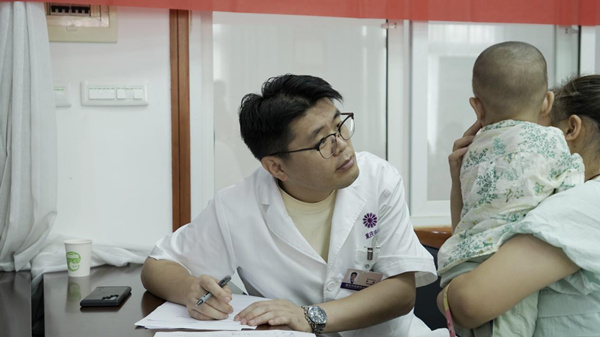 李超為患有小耳畸形的孩子免費義診。重慶華美整形外科醫(yī)院供圖