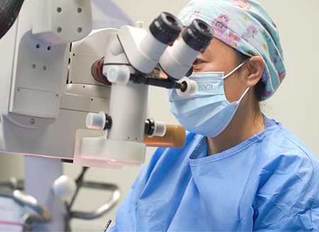 張奕霞手術(shù)現(xiàn)場。重慶南坪愛爾眼科醫(yī)院供圖