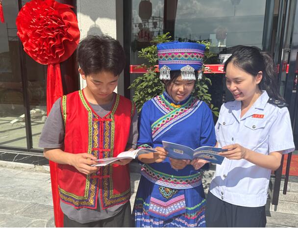 在中國長江“三峽涼都”（奉節(jié)）土家風(fēng)情旅游文化節(jié)活動現(xiàn)場，奉節(jié)縣稅務(wù)局“詩橙稅音”服務(wù)隊(duì)正為商戶講解稅費(fèi)政策。李春花攝