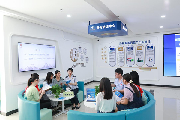 近日，沙坪壩區(qū)稅務(wù)局邀請7名大學(xué)生來到辦稅服務(wù)廳體驗辦稅繳費服務(wù)，并為其講解就業(yè)創(chuàng)業(yè)相關(guān)稅惠政策。何獻(xiàn)攝