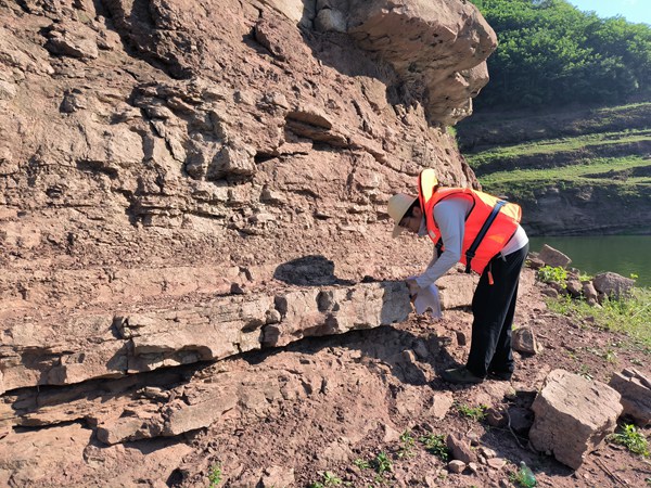《面朝黃土背朝天》。7月下旬，107地質(zhì)隊(duì)駐守地質(zhì)工程師姜雙桃在云陽(yáng)縣開(kāi)展地質(zhì)災(zāi)害野外調(diào)查工作。李明亮攝