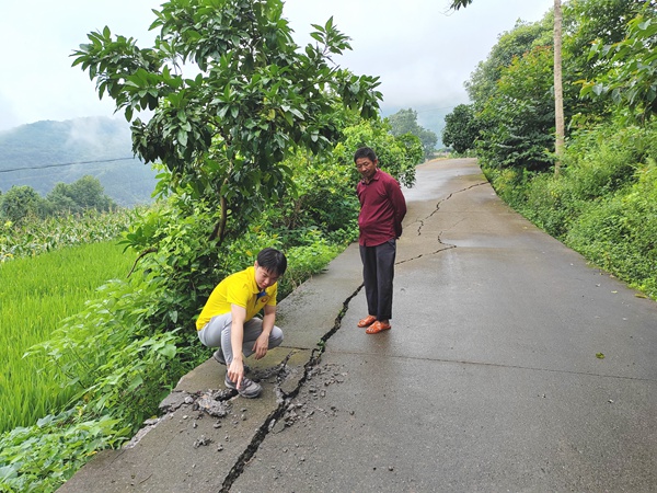 《為大地“診脈”，為安全“護航》。7月18日，接到開州區(qū)鐵橋鎮(zhèn)新龍塝滑坡發(fā)生強烈變形的電話報告，重慶地質(zhì)礦產(chǎn)研究院開州區(qū)駐守地質(zhì)工程師邱夢（左）到現(xiàn)場開展調(diào)查工作，分析研判滑坡穩(wěn)定性情況。鄧朝松攝