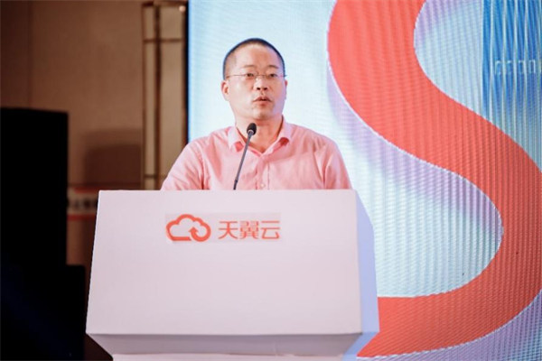 栗傳良在會上發(fā)言。中國電信重慶公司供圖